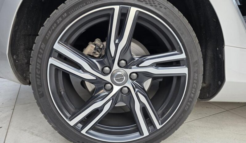 
								2019 VOLVO V40 D3 R-DESIGN full									