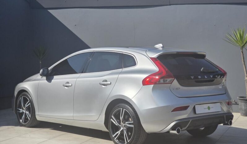 
								2019 VOLVO V40 D3 R-DESIGN full									